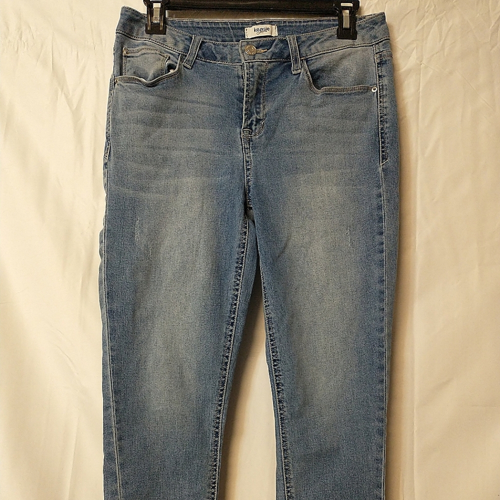 Kensie Women's 6/28 Distressed & Faded  Blue Denim Jeans V Cut Ankle